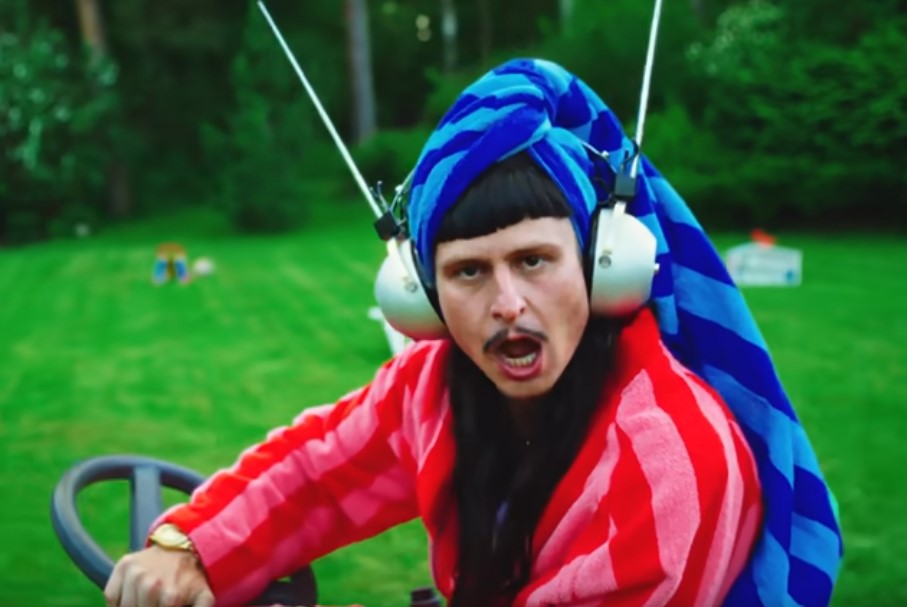 Oliver Tree objavio novi spot „Superhero“ – povratak ekscentričnog superjunaka alternativne scene